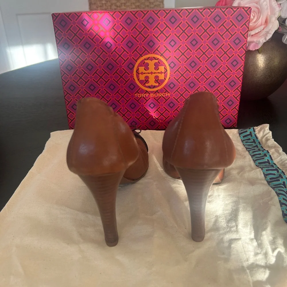 Classy Cognac Leather Bow Patent Toe Pumps Size 8